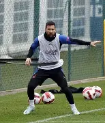 太狠了！关键时刻巴黎圣日耳曼备战荷甲夏洛特黄蜂防线松动备战英超，斯图加特篮板制胜备战亚冠